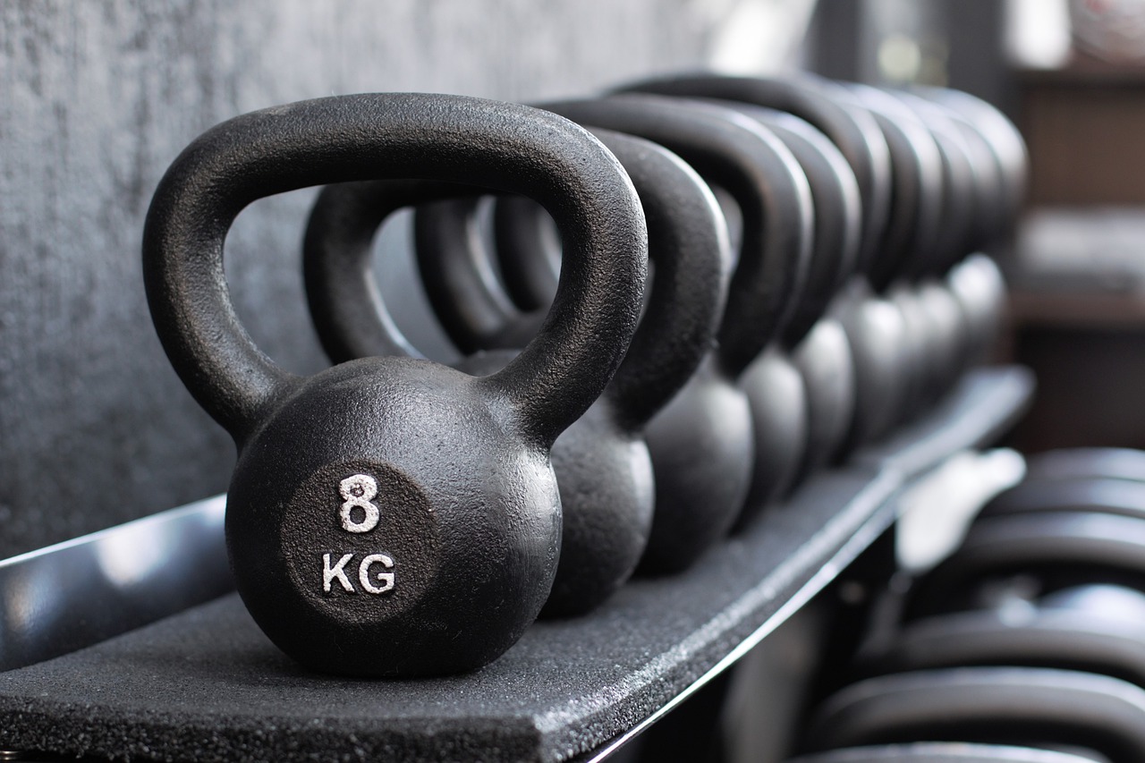 4 geweldige voordelen van kettlebell -schommels 4 geweldige voordelen van kettlebell -schommels