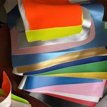 Aangepaste bokshandschoenen oppervlaktemateriaal, we hebben een verscheidenheid aan premium materialen om te selecteren, zoals PU, microvezel, koeienhuid enzovoort.