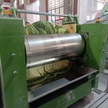 Het produceren van proces, de grondstoffen worden gemaakt tot yogamat door kneden, kunststof, schuimen en andere verwerkingstechnieken.