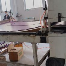 Snijproces, de dobbelsteen aanpassen volgens de aangepaste maat en snijd de yogamat door de automatische snijmachine die effectief de consistentie van het product waarborgt.