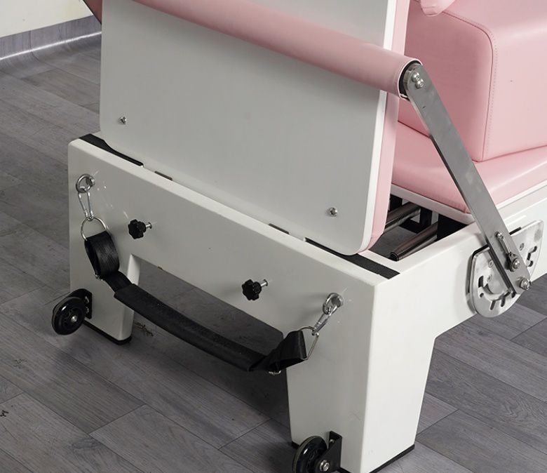 Wit geschilderde eiken roze pilatesapparatuur