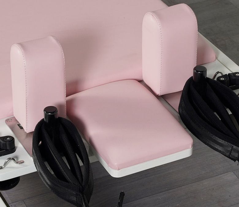 Wit geschilderde eiken roze pilatesapparatuur