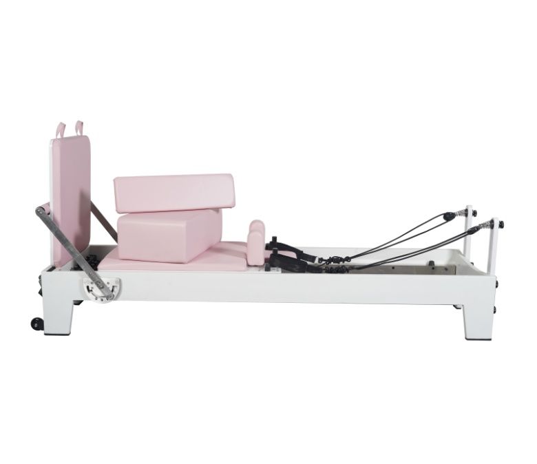 Wit geschilderde eiken roze pilatesapparatuur