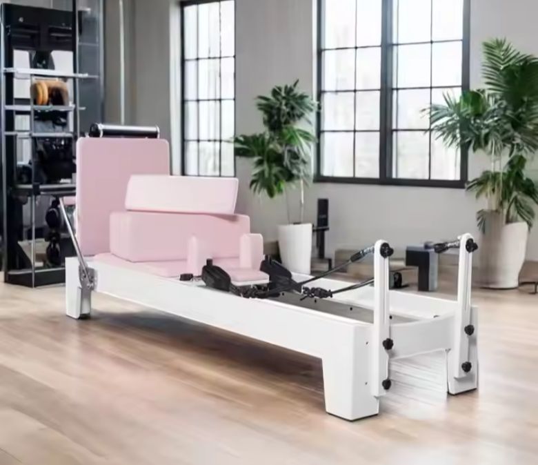 Wit geschilderde eiken roze pilatesapparatuur