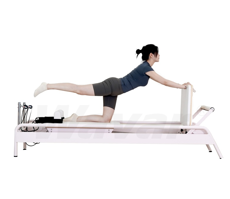 Nieuwe Roze Stalen Pilates Reformer Met Ingebouwde Voetstang