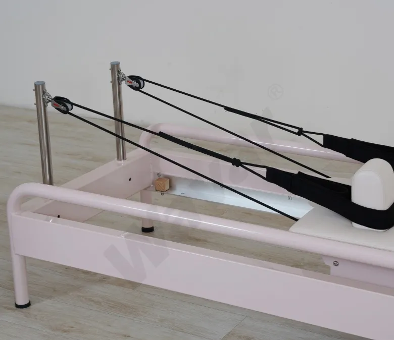 Nieuwe roze stalen pilates hervormer met ingebouwde voetbar