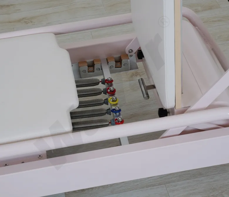 Nieuwe roze stalen pilates hervormer met ingebouwde voetbar