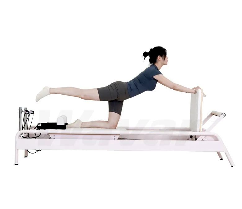 Nieuwe roze stalen pilates hervormer met ingebouwde voetbar