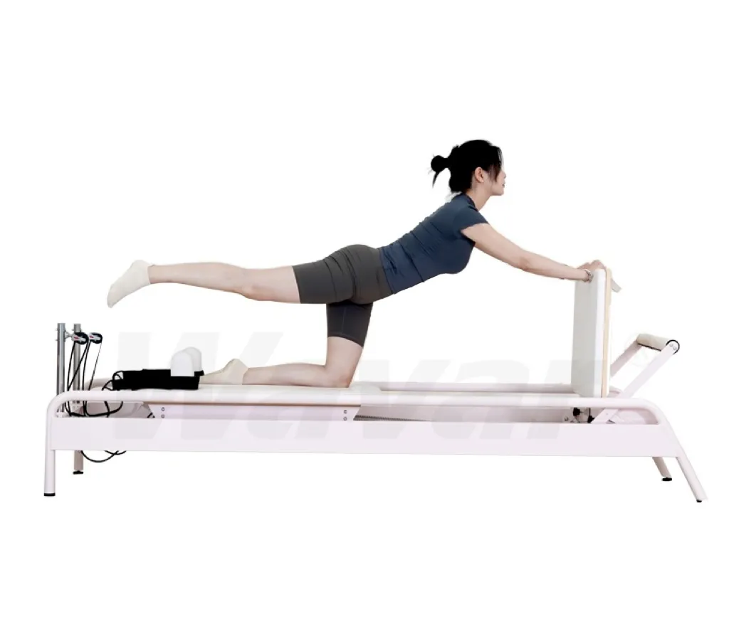 Nieuwe roze stalen pilates hervormer met ingebouwde voetbar